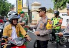 Operasi-Keselamatan-Semeru-2024,-Polres-Pamekasan-Turun-Jalan-Berbagi-Brosur-Himbauan-Kamseltibcarlantas