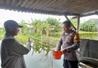 Bhabinkamtibmas-Cek-Lahan-P2B-Perikanan-di-Desa-Tambak-Rejo,-Dukung-Program-Ketahanan-Pangan