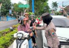 Aksi-Simpatik-Polisi-Wanita-Polresta-Banyuwangi-di-Hari-Jadi-Polwan-ke--77-Gatur-Lalin-Sambil-Berbagi-Coklat