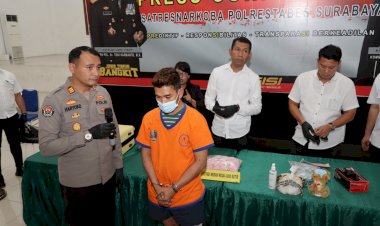 Polrestabes-Surabaya-Ungkap-Peredaran-Narkoba,-Kurir-dan-Ribuan-Ekstasi-Berhasil-Diamankan