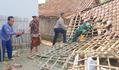 Sinergitas-Polisi-bersama-TNI-dan-Warga-Bersihkan-Rumah-Roboh-Akibat-Angin-Kencang-di-Bangkalan