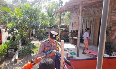 Tangani-Dampak-Kemarau-Panjang-Polisi-dan-BPBD-Kota-Blitar-Rutin-Droping-Air-Bersih-Bantu-Warga