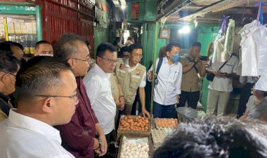 Satgas-Pangan-Bareskrim-Polri-bersama-Polda-Jatim-Sidak-Pasar-Sentra-Beras