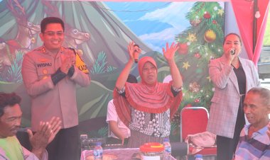 Hari-Ibu,-Polres-Probolinggo-Gelar-Jumat-Curhat-Bersama-Emak---emak-Pedagang-di-Pantai-Bentar