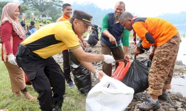Polres-Ponorogo-Gandeng-TNI-dan-Relawan-Gotong-Royong-Bersihkan-Sampah-di-Telaga-Ngebel