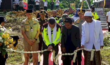 Kapolda-Jatim-Resmikan-Sumur-Bor-Presisi-dan-Beri-Bantuan-Sosial-di-Bangkalan