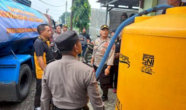 Polsek-Tanggulangin-Berikan-Bantuan-Air-Bersih-di-Desa-Terdampak-Banjir
