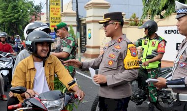 Operasi-Keselamatan-Semeru-2024,-Polres-Pamekasan-Turun-Jalan-Berbagi-Brosur-Himbauan-Kamseltibcarlantas