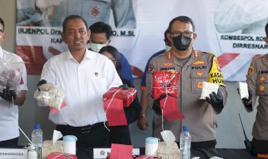 Polda-Jatim-Berhasil-Membongkar-Rumah-Produksi-Narkoba,-Ribuan-Gram-Sabu-dan-Jutaan-Butir-Ekstasi-Disita