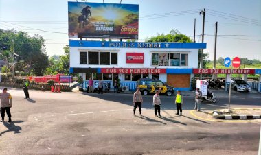Polisi-Siaga-di-Perbatasan-Kediri-Kertosono-pada-Suran-Agung