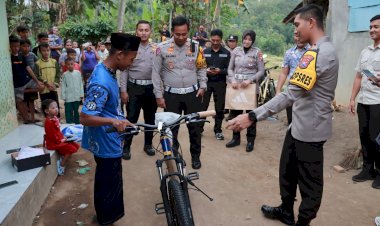 Kapolres-Jember-Beri-Sepeda-kepada-Pelajar-Yatim-Piatu-yang-Jalan-Kaki-5-Km-Tiap-Pergi-dan-Pulang-Sekolah