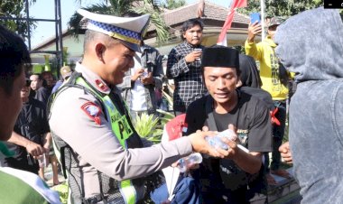 Humanis-Polisi-Berbagi-Air-Mineral-Untuk-Peserta-Unras-di-Situbondo