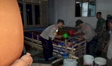 Polisi-Kembali-Salurkan-Bantuan-Air-Bersih-untuk-Warga-Desa-Jagir-Ngawi