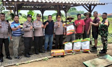 Polsek-Krian-Berikan-Bantuan-Bibit-Jagung-Dan-Pupuk-Untuk-Dukung-Program-Ketahanan-Pangan-Nasional