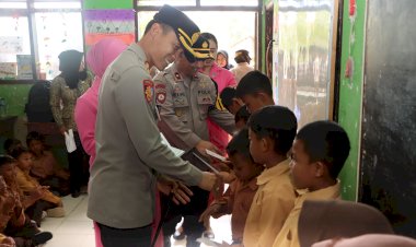 Kunjungi-Sekolah-Dasar-di-Pedesaan,-Kapolres-Tuban-Berbagi-Makan-Siang-Bergizi-Gratis
