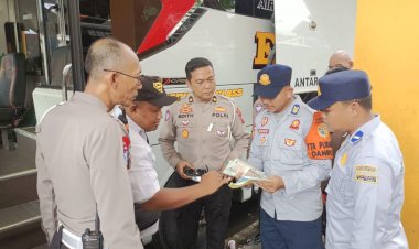 Jelang-Nataru,-Ditlantas-Polda-Jatim-Laksanakan-Ramcek-Angkutan-Umum-dan-Tes-Urine-Pengemudi