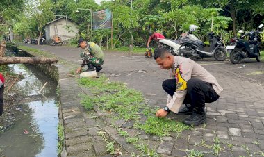 Antisipasi-Banjir,-Anggota-Polsek-Buduran-dan-Koramil-Buduran-Bersama-Warga-Kerja-Bakti-Bersihkan-Sungai
