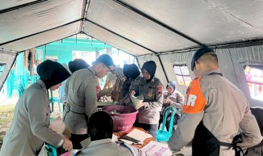 Brimob-Bergerak-Bantu-Evakuasi-Korban-Banjir-dan-Longsor-di-Jateng