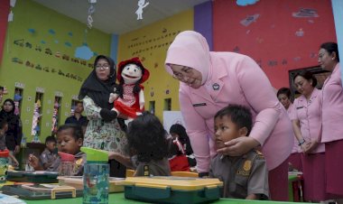 Yayasan-Kemala-Bhayangkari-Daerah-Jatim-Bagikan-Makan-Bergizi-di-Sidoarjo