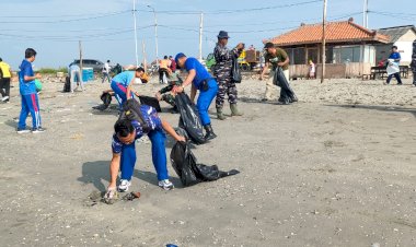 Refleksi-HSN-Polisi-dan-Mahasiswa-UIM-Bersihkan-Sampah-di-Dermaga-Branta-Pesisir-Pamekasan