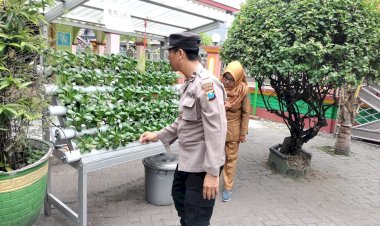 Bhabinkamtibmas-Tenggulunan-Polsek-Candi-Cek-Ketahanan-Pangan-Melalui-Program-Hidroponik-P2B
