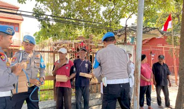 Polisi-Peduli-:-Patroli-Dialogis-Polresta-Banyuwangi-Sambil-Berbagi-Nasi-Untuk-Abang-Becak