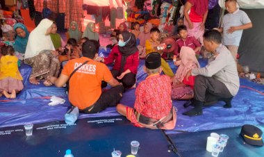 Polres-Pamekasan-Beri-Bantuan-Obat-dan-Layanan-Kesehatan-Untuk-Warga-Terdampak-Longsor-di-Pasean