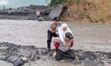 Aksi-Heroik-Polisi-di-Lumajang-Gendong-Siswa-SD-Seberangi-Lahar-Dingin-Semeru