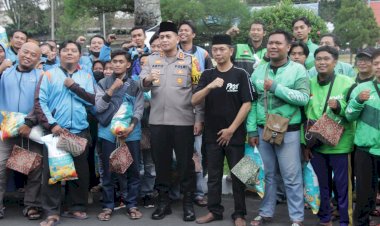 Sinergi-Polres-Bondowoso-dan-PKDI-Hadirkan-Senyum-Ojol-Saat-Menjelang-Berbuka