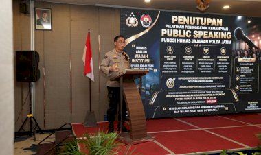 Kabid-Humas-Polda-Jatim-Tutup-Pelatihan-Public-Speaking,-Tekankan-Komunikasi-Jujur-dan-Transparan