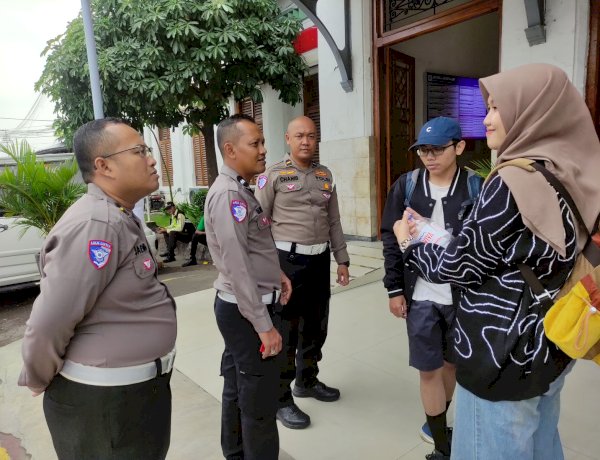 POLANTAS MENYAPA PENUMPANG DI STASIUN SIDOARJO, AJAK UTAMAKAN KESELAMATAN DAN TETAP BERHATI – HATI DIJALAN DALAM RANGKA OPS ZEBRA SEMERU 2025