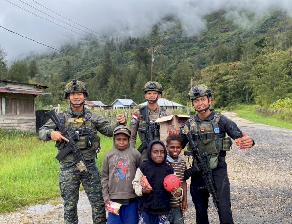 Personel Ops Damai Cartenz Tebar Keceriaan Bersama Anak-Anak di Distrik Bibida, Paniai