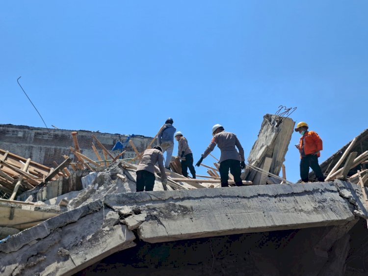 Tim SAR Brimob Polda Jatim Sisir Puing Bangunan Roboh di Ponpes Al Khoziny